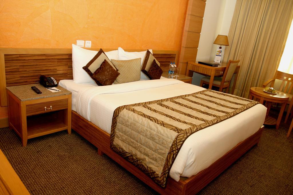 Hotel Saffron Kiran Noida Bagian luar foto