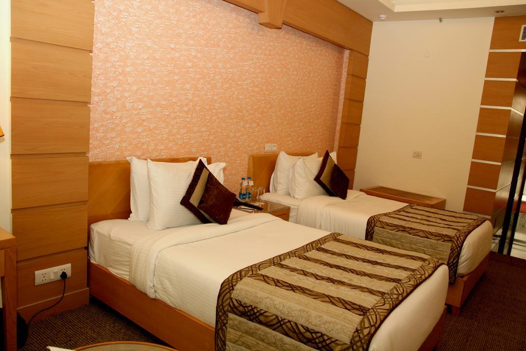Hotel Saffron Kiran Noida Bagian luar foto