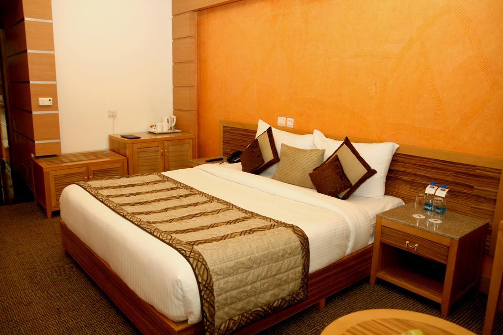 Hotel Saffron Kiran Noida Bagian luar foto