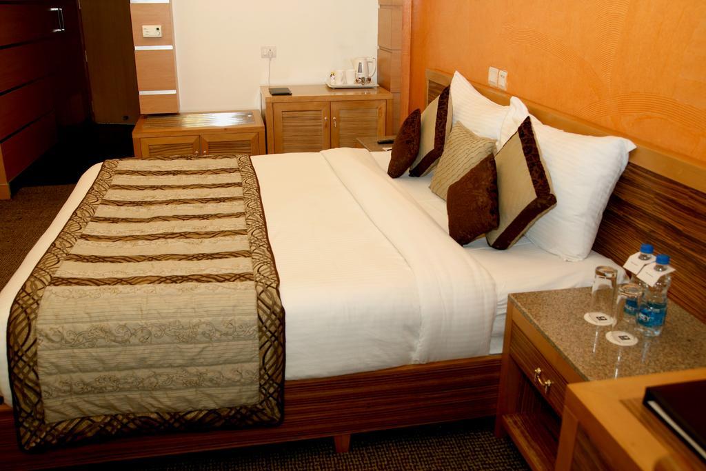 Hotel Saffron Kiran Noida Bagian luar foto