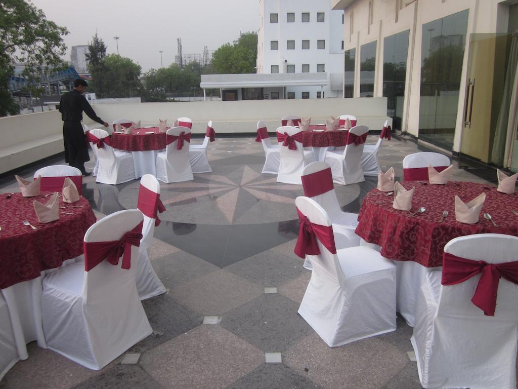 Hotel Saffron Kiran Noida Bagian luar foto