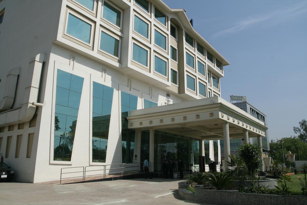 Hotel Saffron Kiran Noida Bagian luar foto