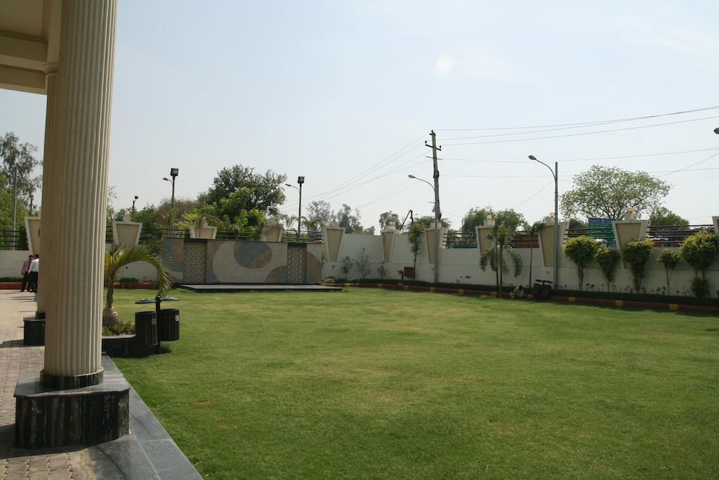 Hotel Saffron Kiran Noida Bagian luar foto