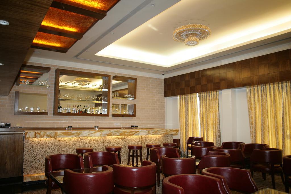 Hotel Saffron Kiran Noida Bagian luar foto