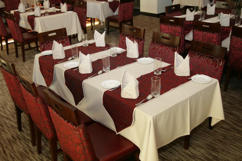 Hotel Saffron Kiran Noida Bagian luar foto