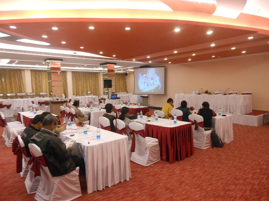 Hotel Saffron Kiran Noida Bagian luar foto