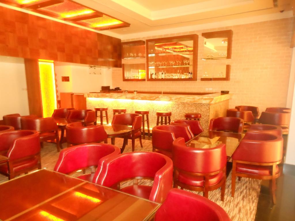 Hotel Saffron Kiran Noida Bagian luar foto