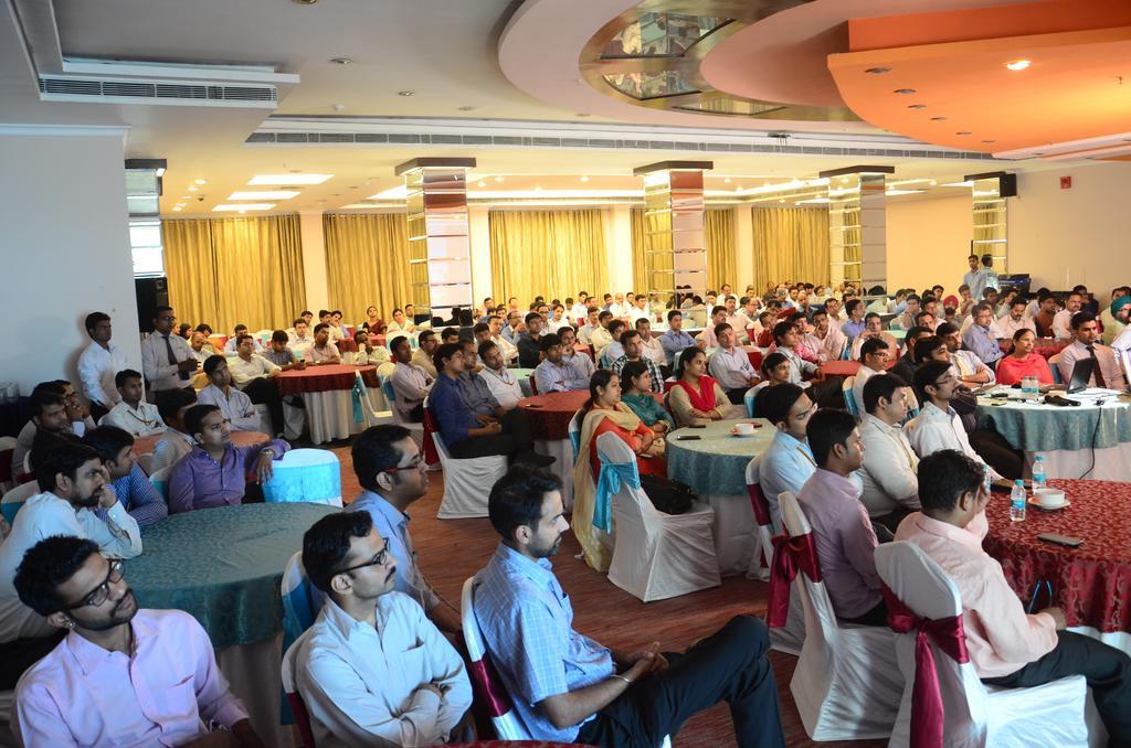 Hotel Saffron Kiran Noida Bagian luar foto
