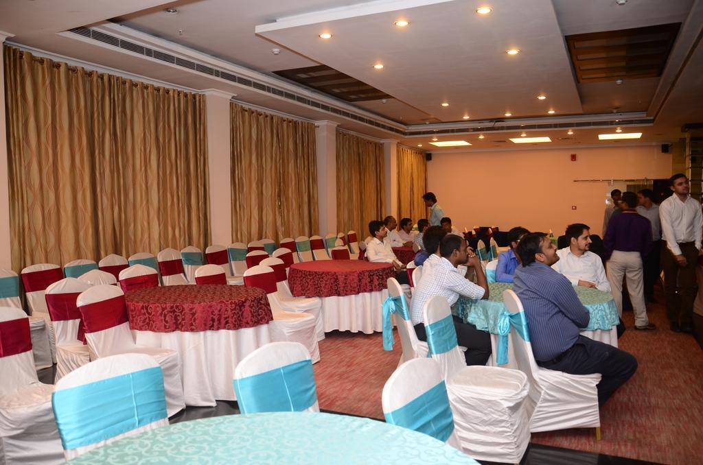 Hotel Saffron Kiran Noida Bagian luar foto
