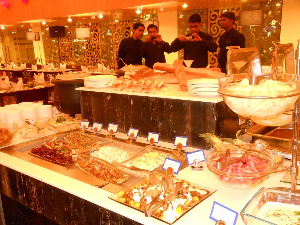 Hotel Saffron Kiran Noida Bagian luar foto