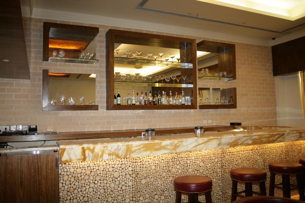 Hotel Saffron Kiran Noida Bagian luar foto