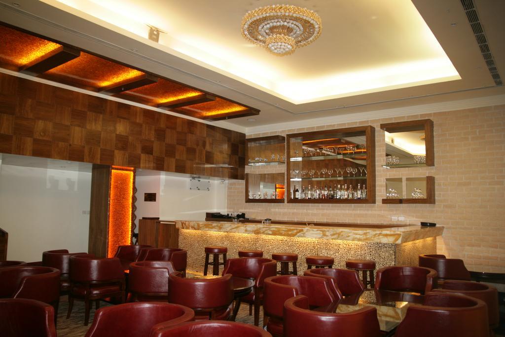 Hotel Saffron Kiran Noida Bagian luar foto