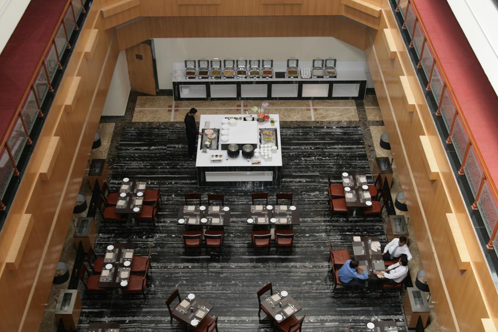 Hotel Saffron Kiran Noida Bagian luar foto