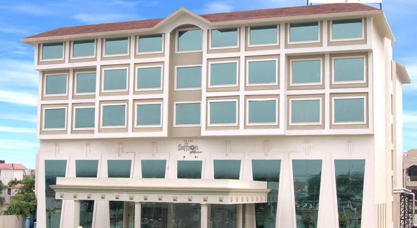 Hotel Saffron Kiran Noida Bagian luar foto
