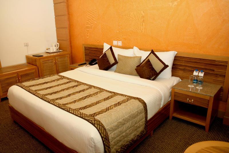 Hotel Saffron Kiran Noida Bagian luar foto