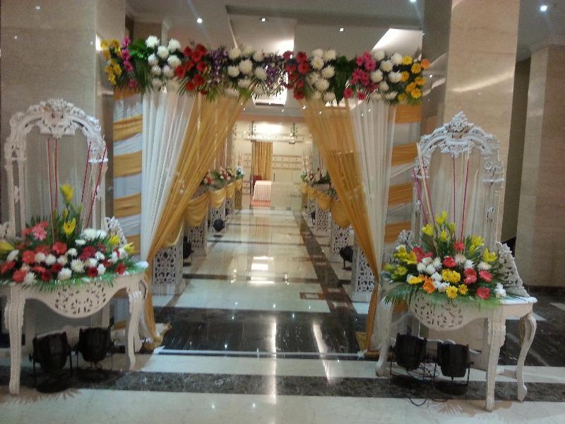 Hotel Saffron Kiran Noida Bagian luar foto